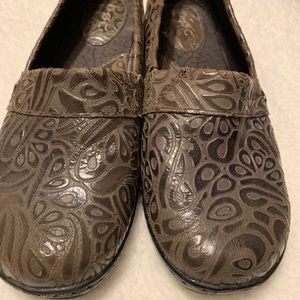 Born  B.O.C. Damask Pattern Leather Clog